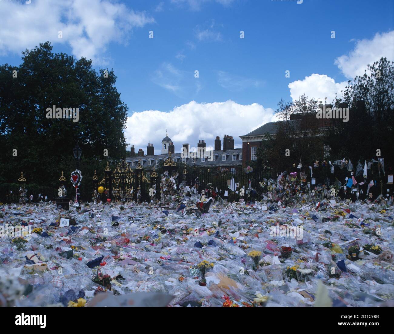 Regno Unito, Londra, Kensington Palace, Fiori lasciarono in memoria di Diana, Principessa del Galles. Foto Stock