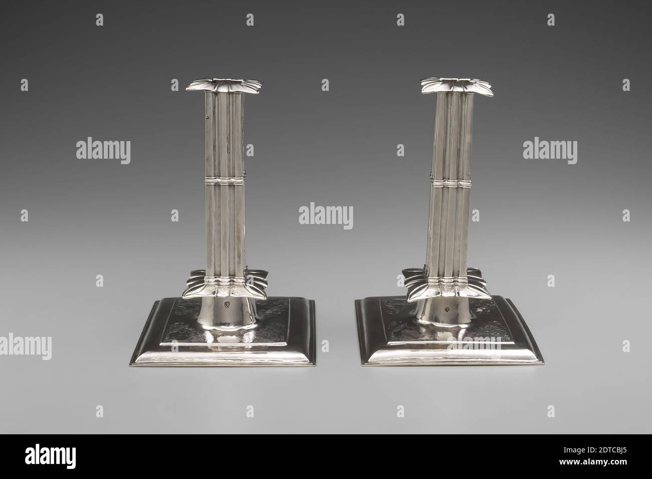 Produttore: Jeremiah Dummer, americano, 1645–1718, Candlestick, probabilmente 1686, Argento, 10 13/16 × 7 7/16 × 7 7/16 pollici, 55.12 libbre. (27.5 × 18.9 × 18.9 cm, 25 oz.), Made in Boston, Massachusetts, American, 17th Century, Lighting Devices Foto Stock