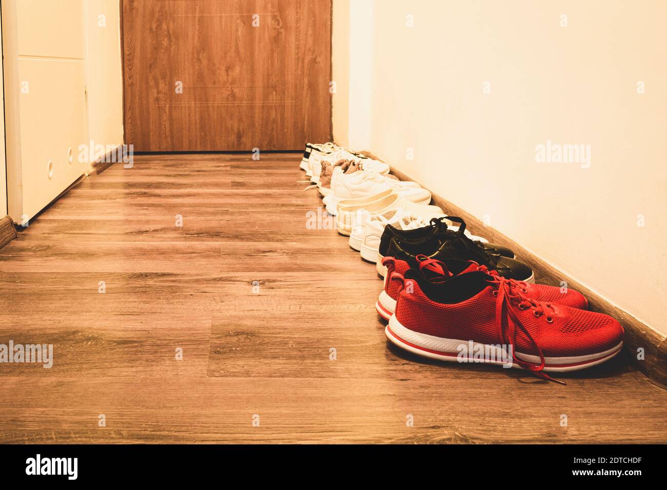 Scarpe per famiglie all'ingresso dell'hotel. Grande famiglia di sport. Foto Stock