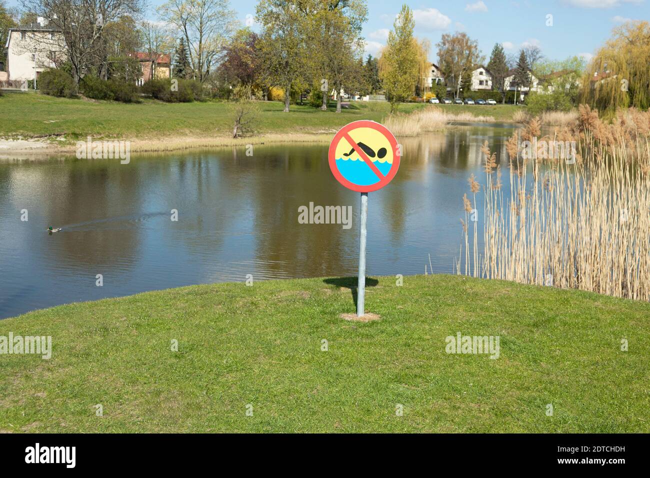 Un cartello sulla riva del fiume, nuoto è vietato. Il cartello di divieto indica il divieto di nuotare in acqua. Vietato nuotare in w sporco Foto Stock