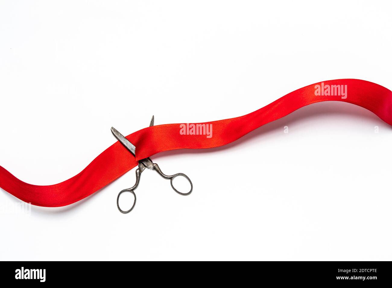 Studio di forbici vecchio stile che tagliano il nastro rosso Foto Stock