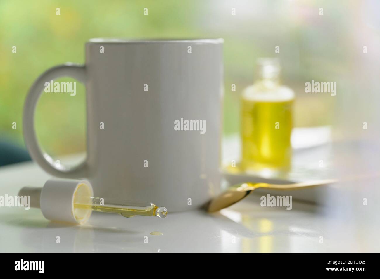 Contagocce di olio CBD e tazza di tè Foto Stock
