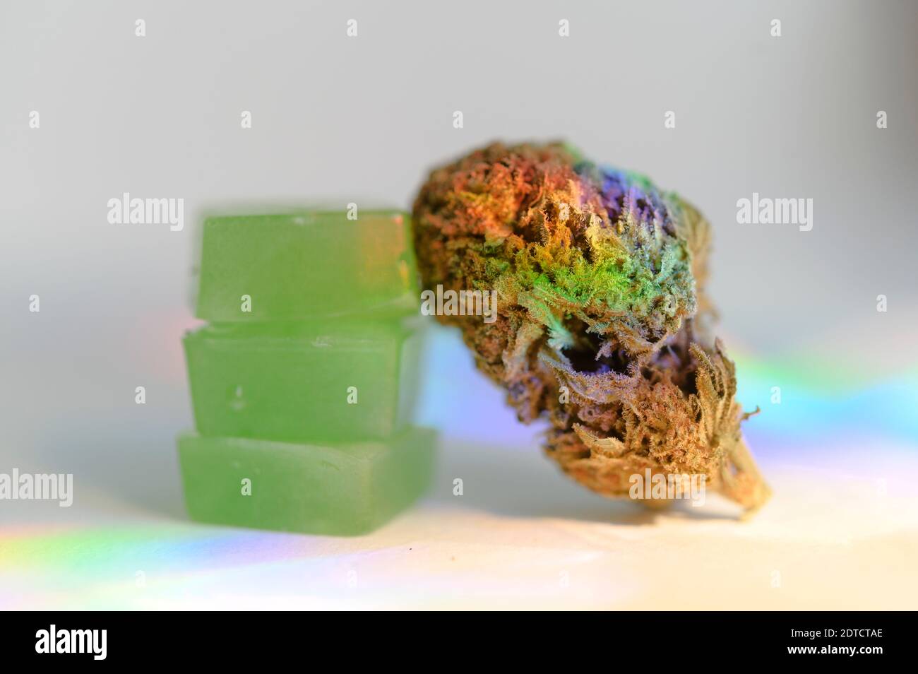 Stack di gummie di cannabis commestibili e germogli di cannabis Foto Stock