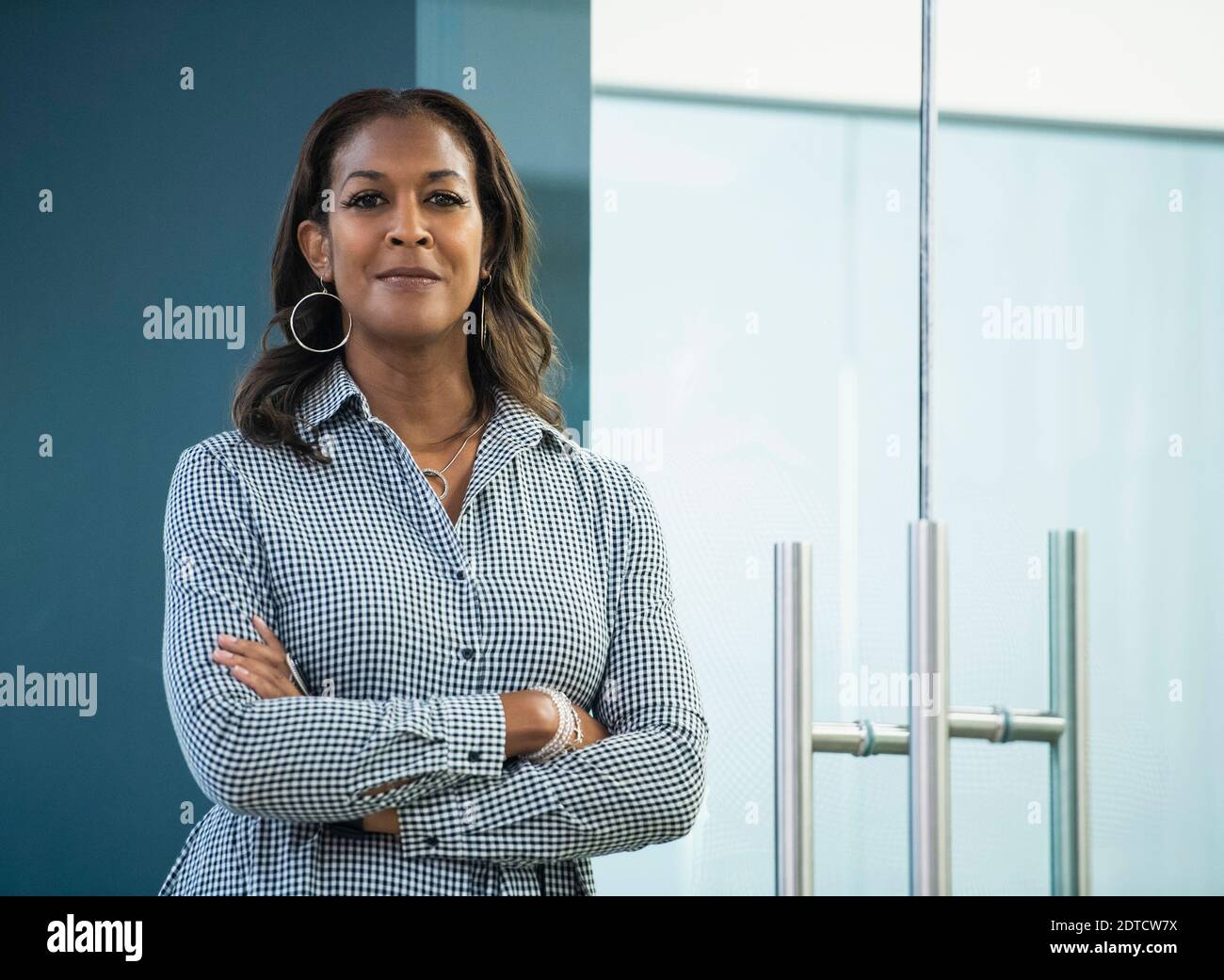 Ritratto di imprenditrice sorridente in ufficio Foto Stock