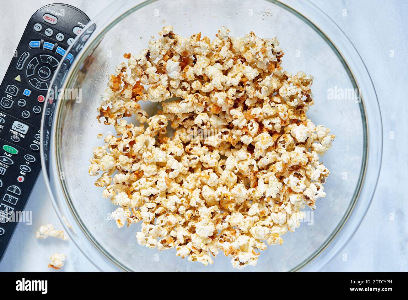 Ciotola di popcorn vista dall'alto Foto Stock