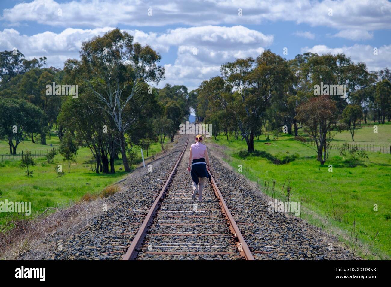 Australia, New South Whales, Donna escursioni lungo la ferrovia Foto Stock