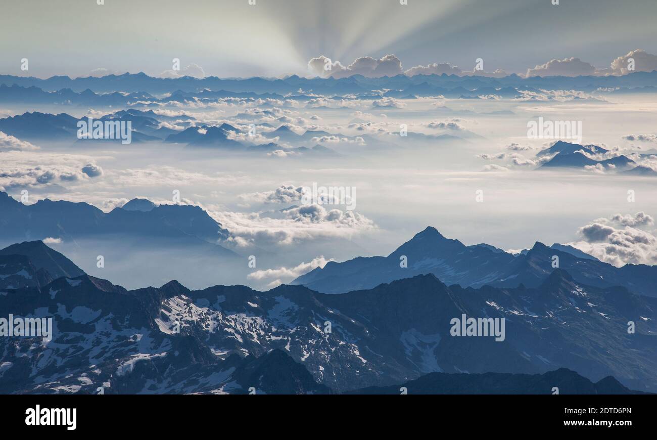 Svizzera, Monte Rosa, veduta aerea del Massiccio del Monte Rosa tra le nuvole Foto Stock