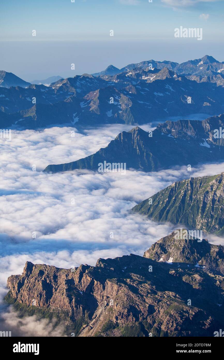 Svizzera, Monte Rosa, paesaggio montano e nuvole Foto Stock