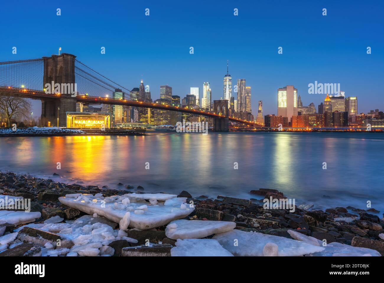 Ponte di Brooklyn East River e Manhattan all'alba dell'inverno, New York City Foto Stock