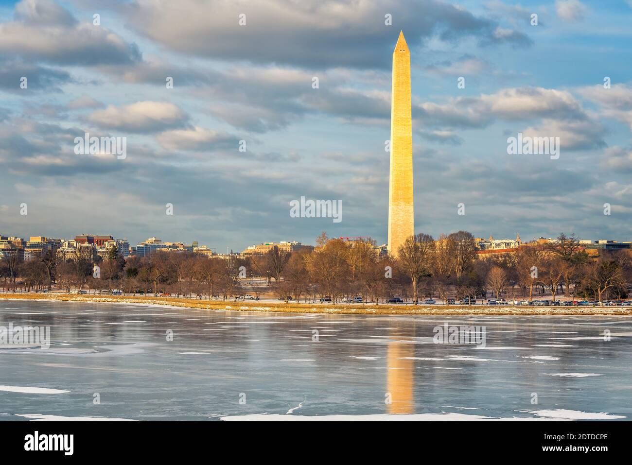 Inverno a Washington DC: washington monumentl in giornata di sole Foto Stock