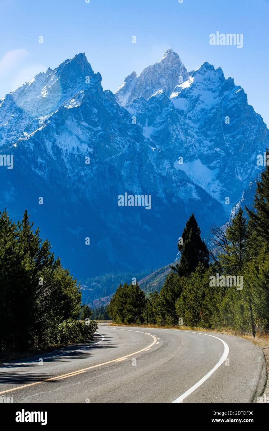 USA, Wyoming, Jackson, Grand Teton National Park, vista della catena montuosa di Teton dalla strada attraverso il Grand Teton National Park Foto Stock