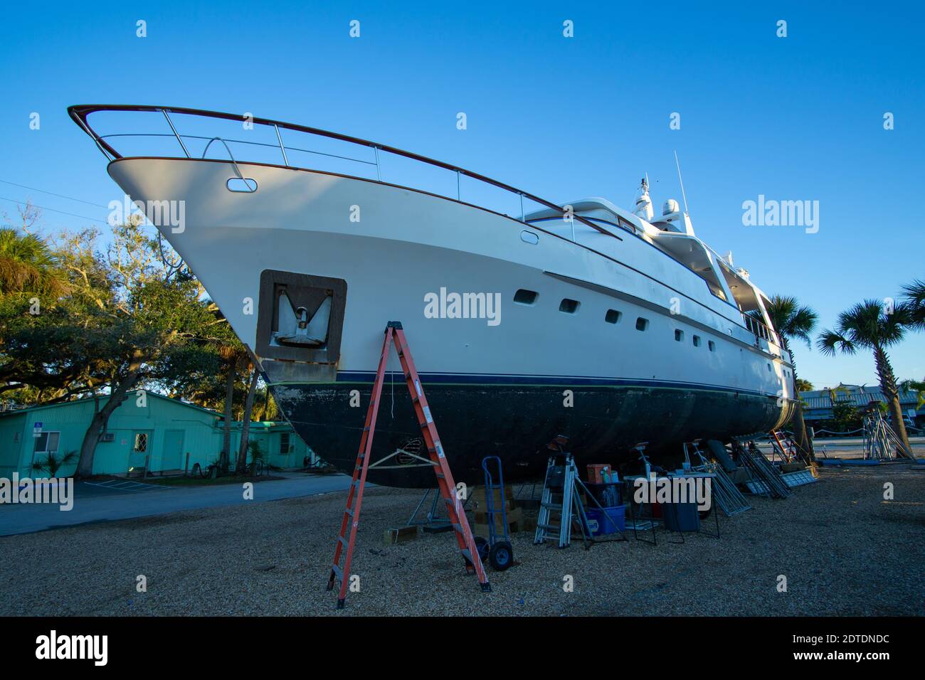 17 dicembre 2020. Uno yacht personale si trova in un cantiere della Florida in attesa di manutenzione. Foto Stock