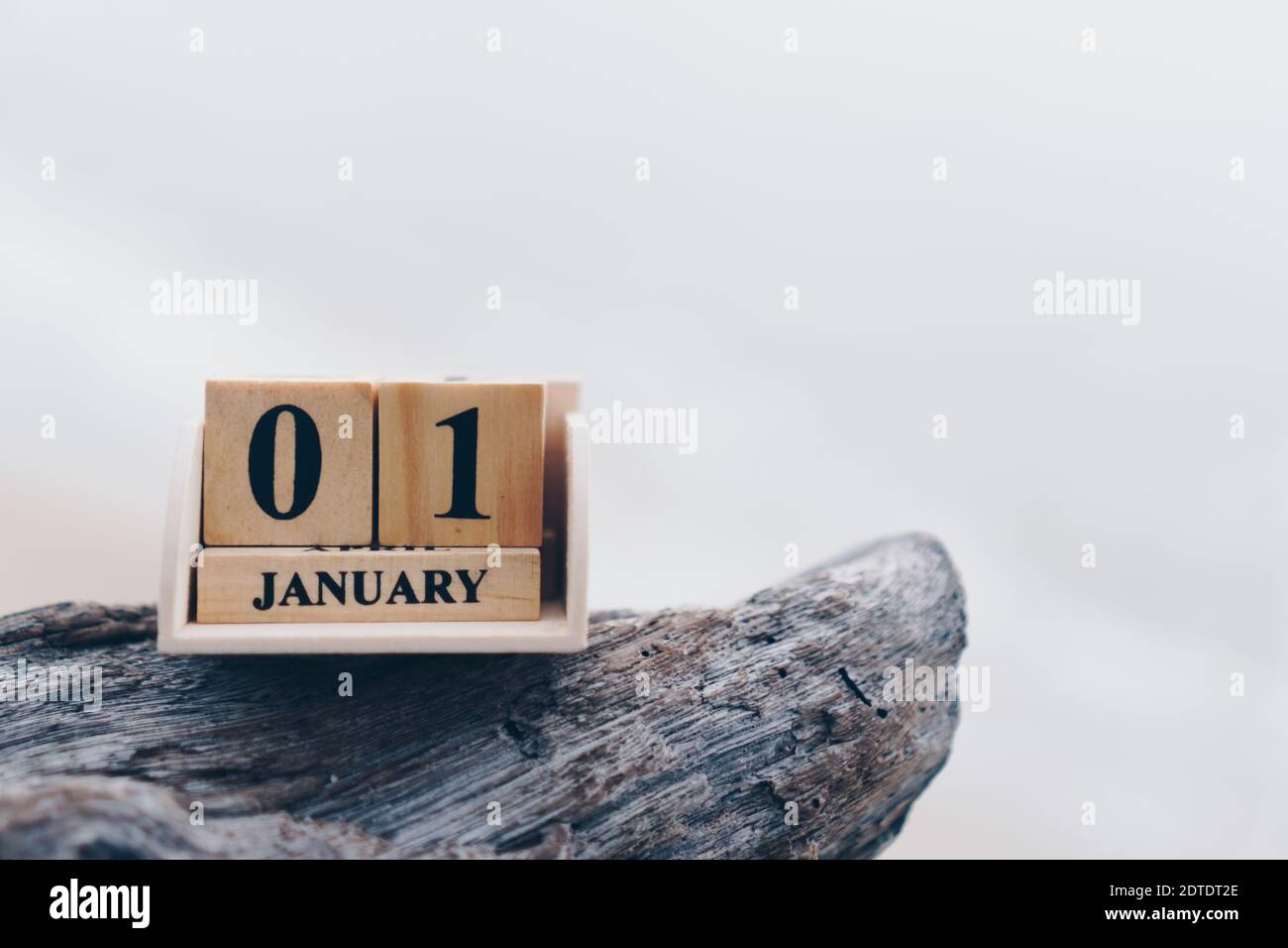 Blocco di legno mostra data e calendario mese del 1 ° gennaio o giorno nuovo anno. Concetto di festa e fine settimana lungo. Foto Stock