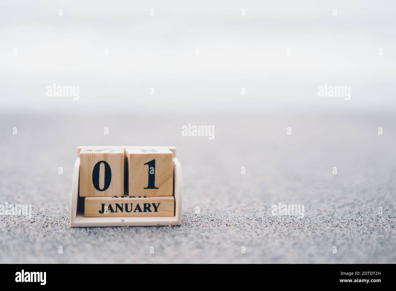 Blocco di legno mostra data e calendario mese del 1 ° gennaio o giorno nuovo anno. Concetto di festa e fine settimana lungo. Foto Stock