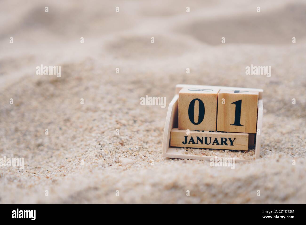 Blocco di legno mostra data e calendario mese del 1 ° gennaio o giorno nuovo anno. Concetto di festa e fine settimana lungo. Foto Stock