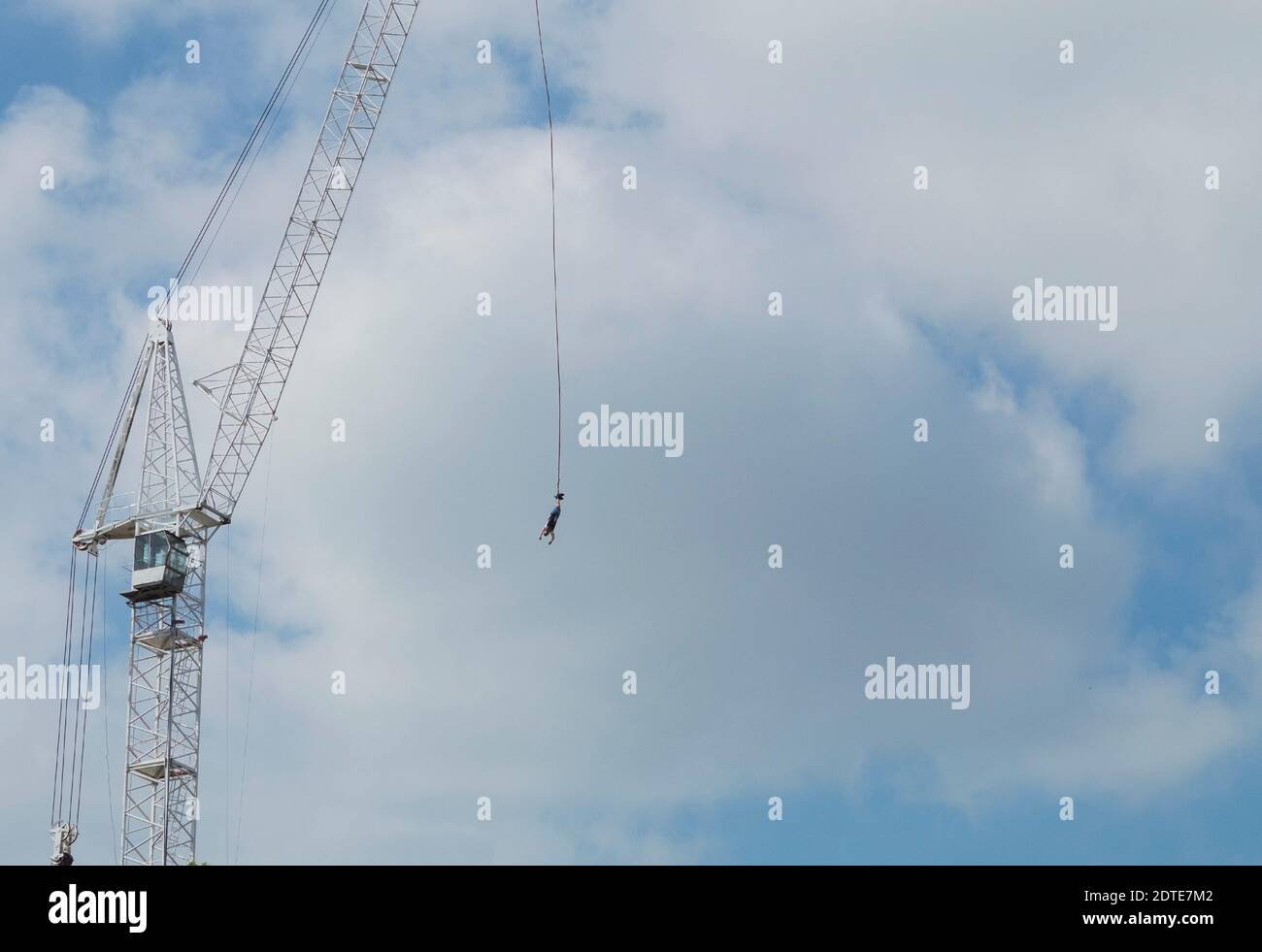Gli sport saltano da un'altezza di una gru a torre. Sollevamento massimo del cestello e salto Foto Stock