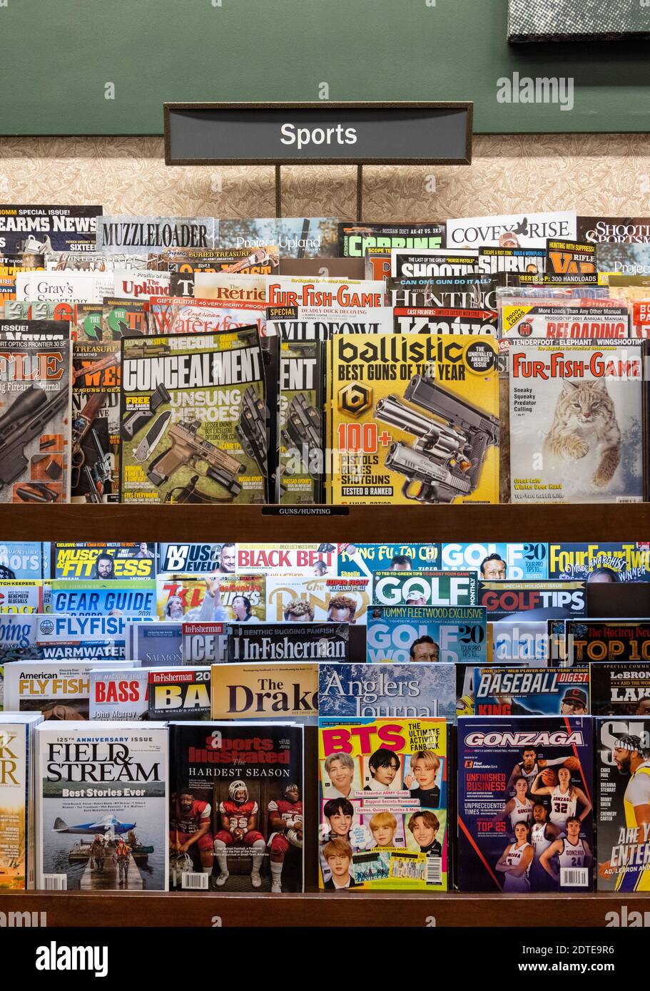 Riviste di sport e armi su scaffali, Barnes and Noble, USA Foto Stock