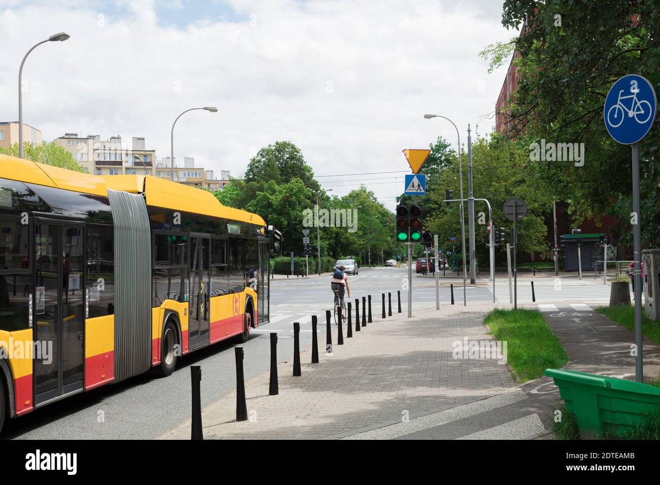 Varsavia, Polonia - 16 giugno 2020: Violazione delle regole del traffico da parte di un ciclista. Il ciclista non segue le regole quando si attraversano le intersezioni Foto Stock