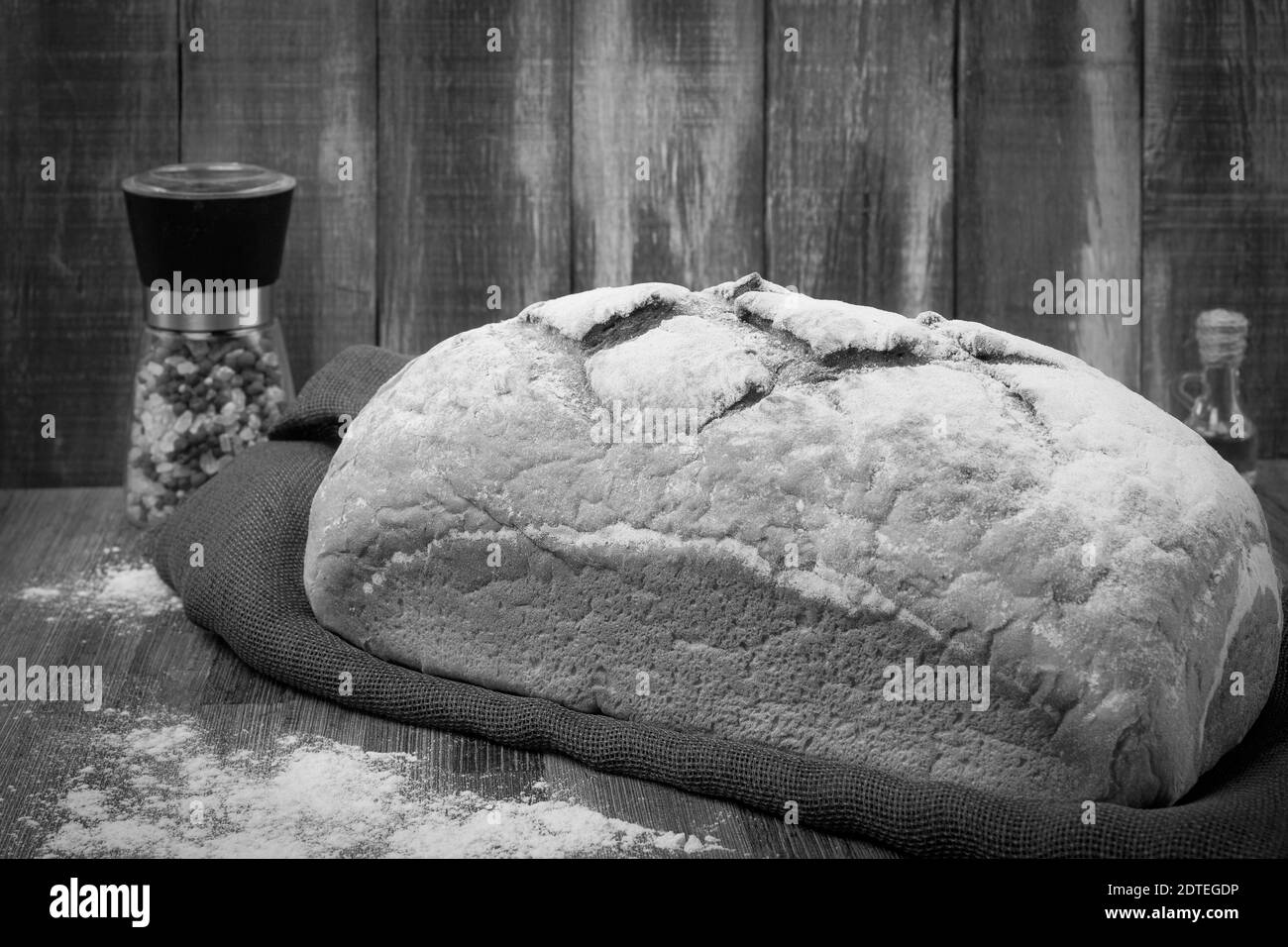 Pane e sale su sfondo ligneo. Nero e foto bianca Foto Stock