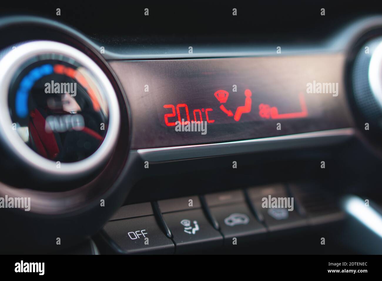 Pulsanti di comando e display con temperatura posizionati sul cruscotto all'interno di un'auto moderna. Foto Stock