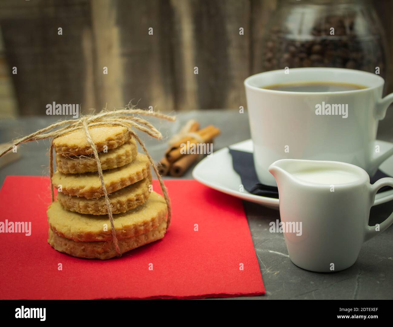 Biscotti fatti in casa e caffè con latte come sfondo per testo Foto Stock