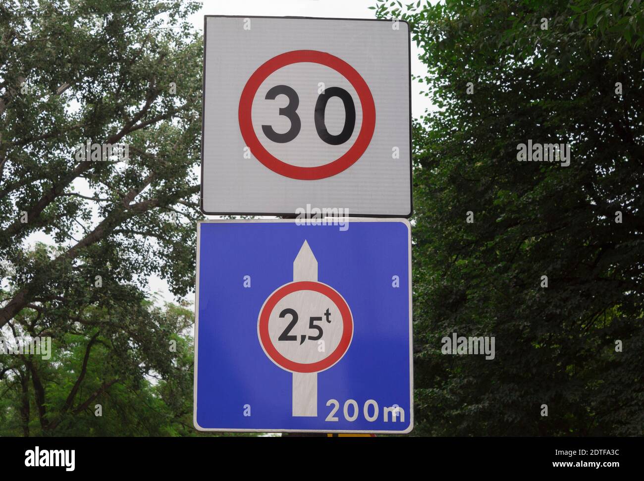 Peso massimo uk cartello stradale immagini e fotografie stock ad alta ...