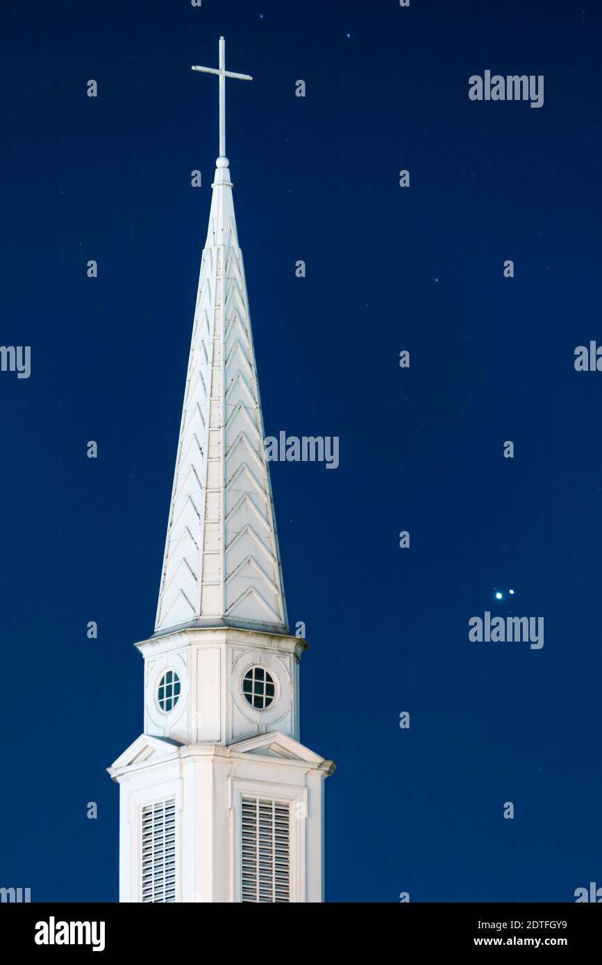 Congiunzione di Giove e Saturno, conosciuto come la stella di Natale, visto subito dopo il tramonto il 21 dicembre 2020, da Snellville (Metro Atlanta), Georgia. I due pianeti appaiono più vicini nel cielo di quanto non abbiano in 800 anni. (STATI UNITI) Foto Stock