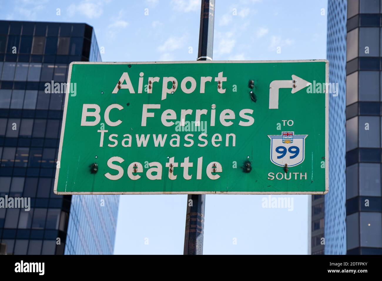 Vancouver, Canada - Giugno 29,2020: Vista del cartello stradale con frecce direzionali per l'aeroporto, Tsawwassen, Seattle nel centro di Vancouver Foto Stock