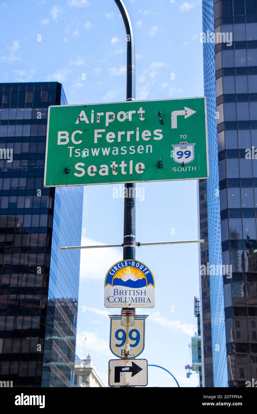 Vancouver, Canada - Giugno 29,2020: Vista del cartello stradale con frecce direzionali per l'aeroporto, Tsawwassen, Seattle nel centro di Vancouver Foto Stock