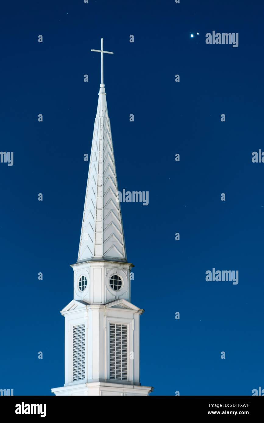Congiunzione di Giove e Saturno, conosciuto come la stella di Natale, visto subito dopo il tramonto il 21 dicembre 2020, da Snellville (Metro Atlanta), Georgia. I due pianeti appaiono più vicini nel cielo di quanto non abbiano in 800 anni. (STATI UNITI) Foto Stock