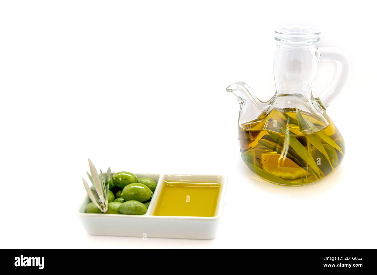 Olio vergine d'oliva puro con olive e ramo d'oliva Foto Stock