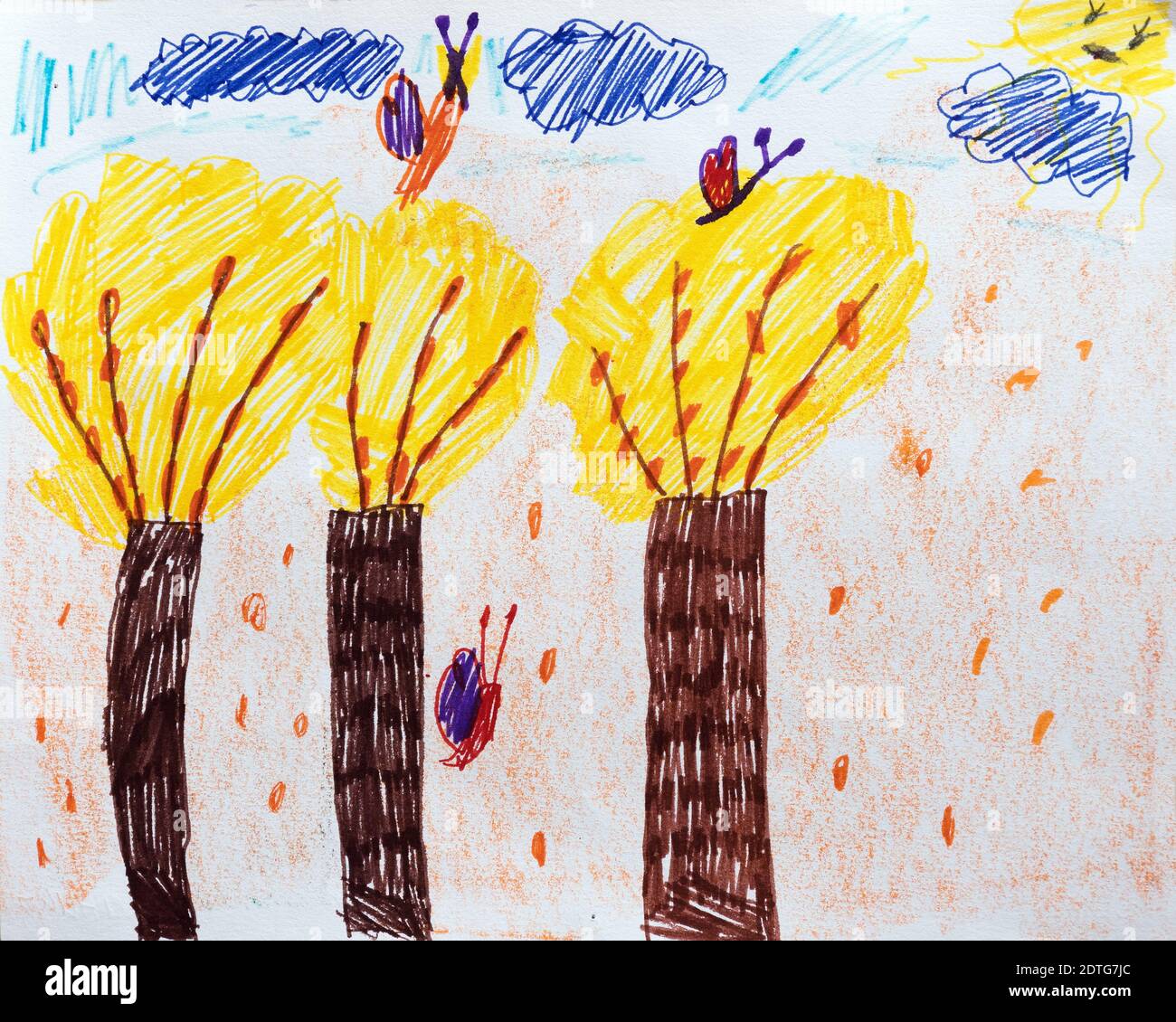 Disegno di bambino di sette anni, un giorno felice in natura, alberi gialli, farfalle. Foto Stock