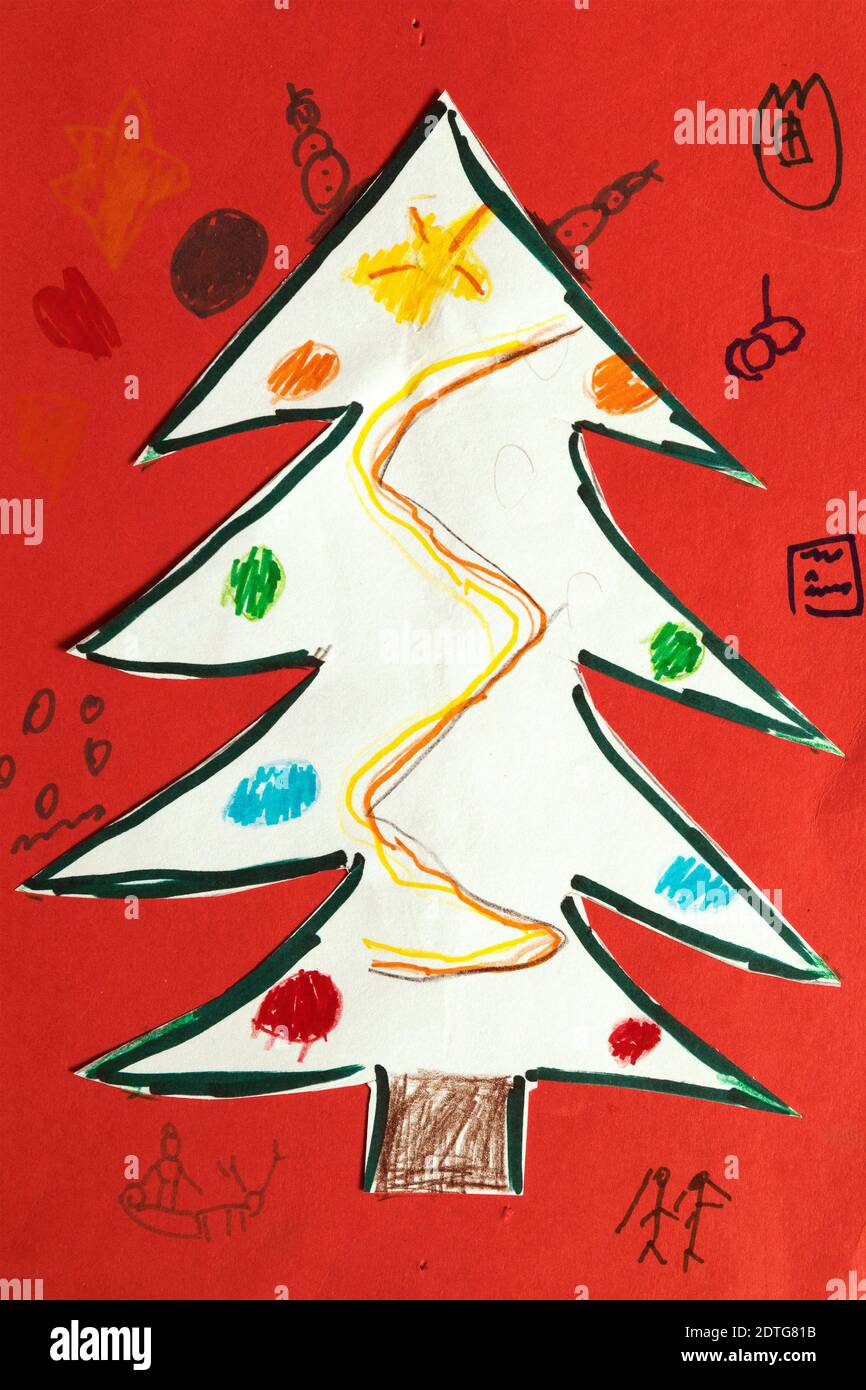 Disegno di bambino di sette anni, albero di Natale su sfondo rosso. Foto Stock
