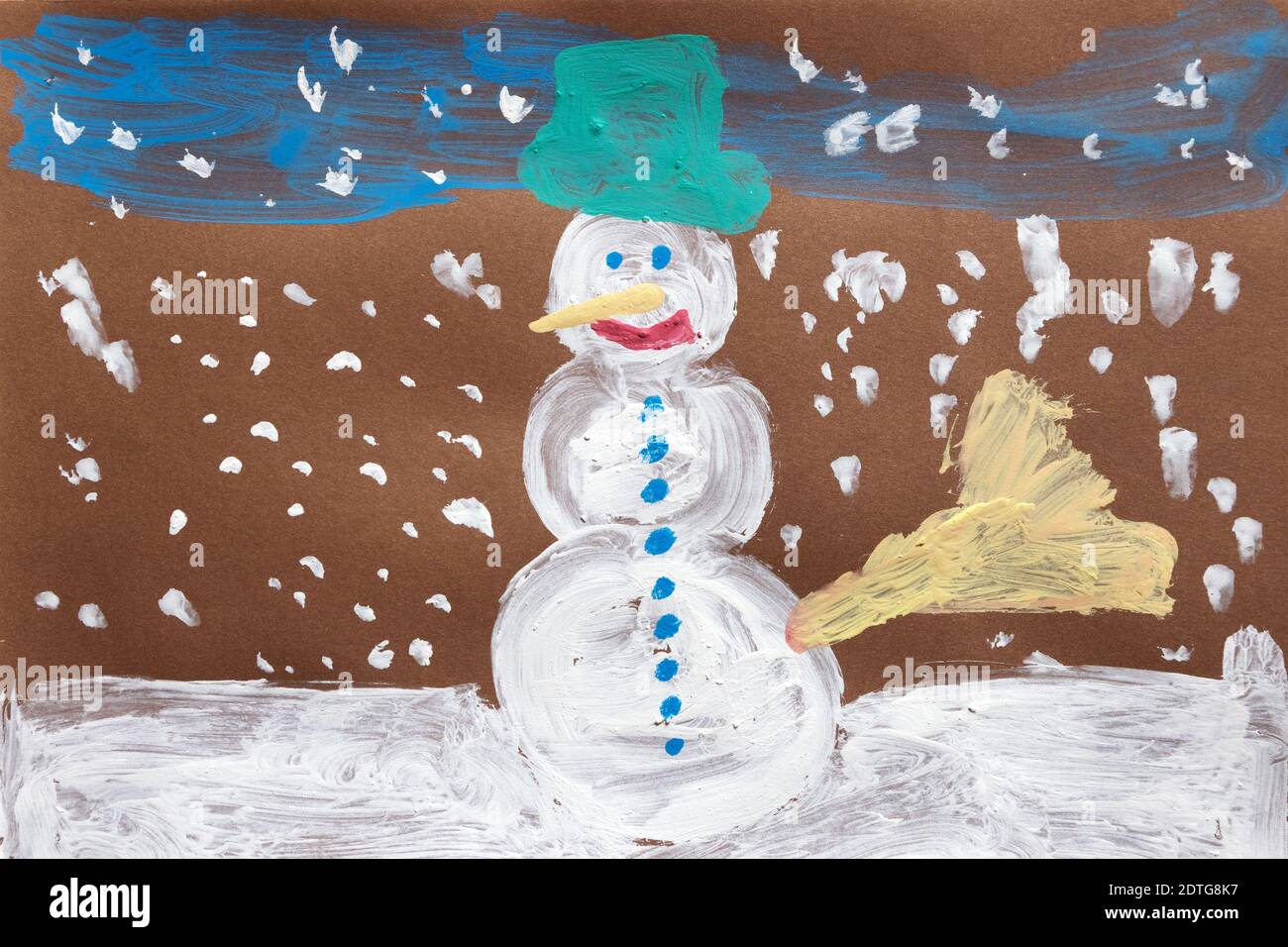 Disegno per bambini di sette anni, pupazzo di neve in un campo innevato. Foto Stock