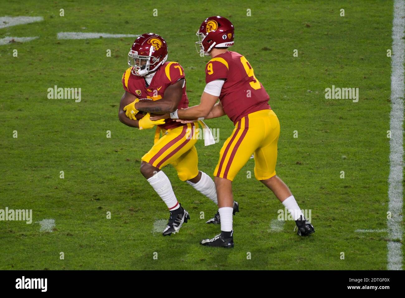 Il quarterback dei Trojans della California meridionale Kedon Slovis (9) passa la palla A correre indietro Stephen Carr (7) durante un calcio NCAA Gioco contro l'Oreg Foto Stock