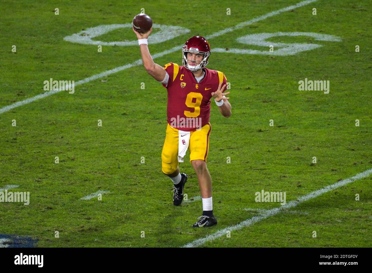 Quarterback dei Trojans della California meridionale Kedon Slovis (9) lancia la palla durante una partita di football della NCAA contro gli Oregon Ducks, venerdì 18 dicembre 2 Foto Stock