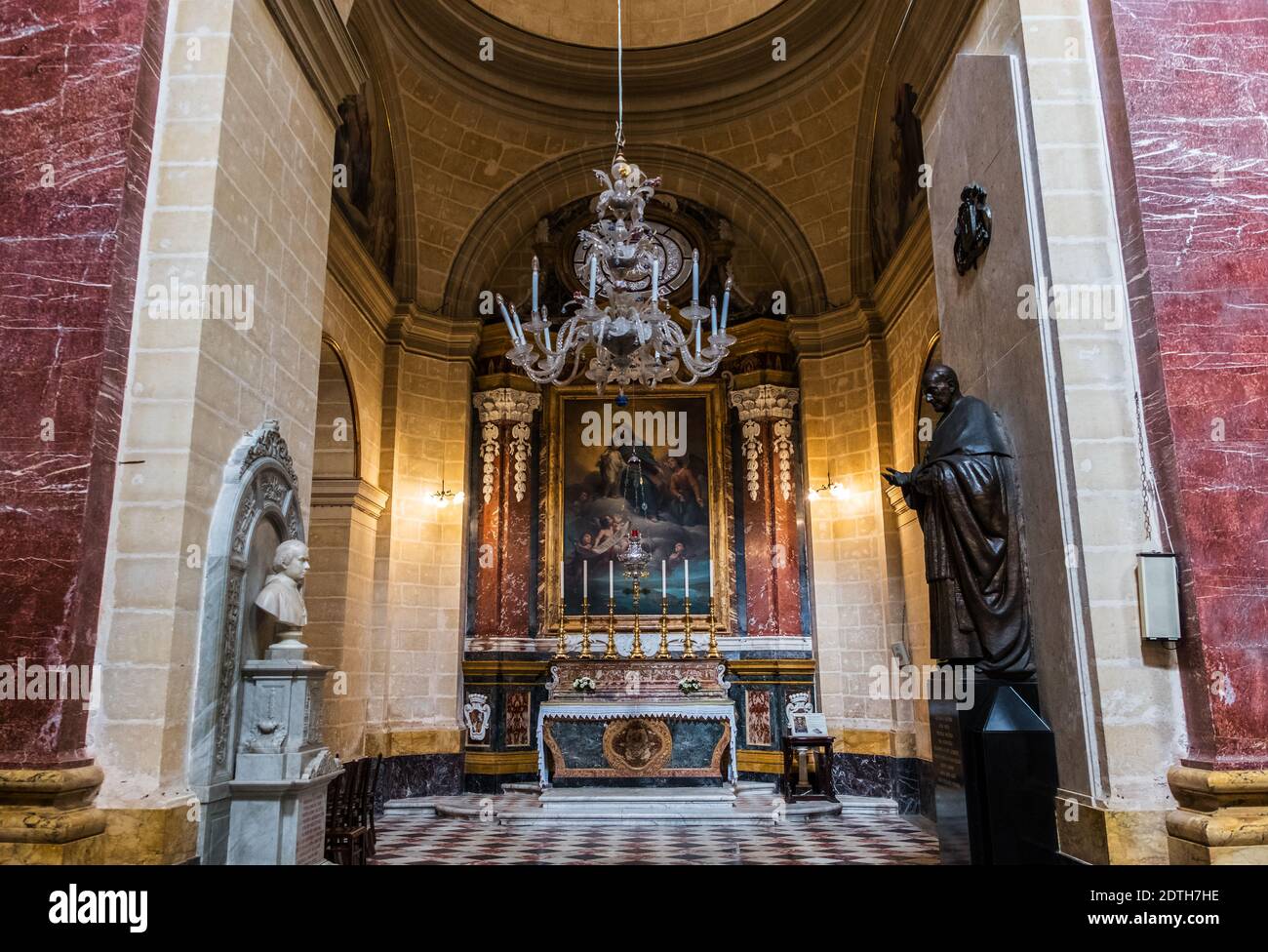 Bell'interno con dipinti e decorazioni all'interno della Chiesa di la Valletta (o il-Belt), la capitale della nazione dell'isola mediterranea di Malta Foto Stock