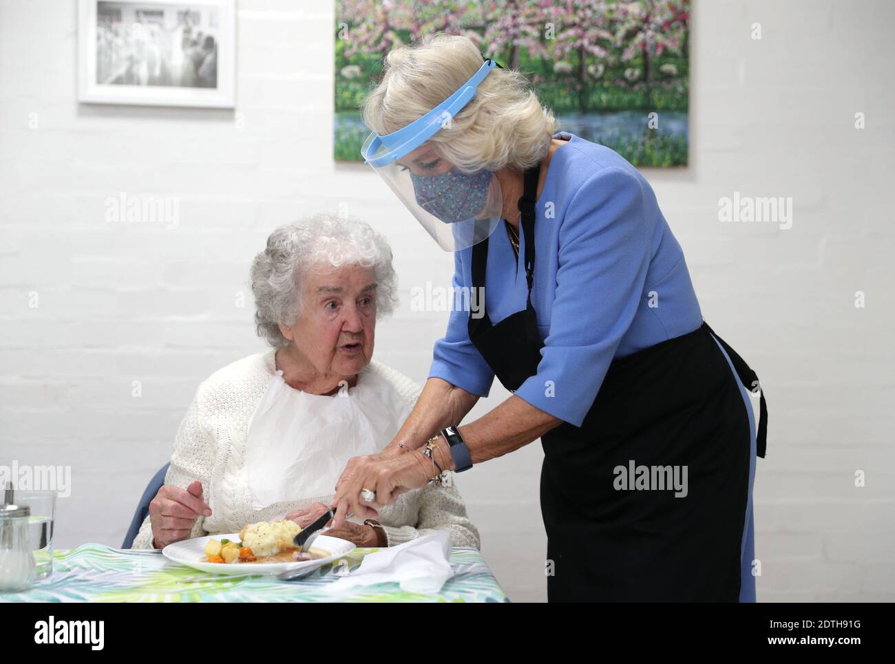 PA REVIEW OF THE YEAR 2020 - PA PHOTOGRAPHERS' FAVORITE IMAGES file photo datato 08/10/20 della Duchessa di Cornovaglia, nel suo ruolo di Presidente del Servizio Volontario reale, Indossando una maschera facciale, aiutò a servire il pranzo durante una visita al Royal Voluntary Service Mill End Lunch Club a Rickmansworth, Hertfordshire, per incontrare volontari che hanno superato le recenti sfide poste dalla pandemia per ripristinare le tanto necessarie sessioni di pranzo. Selezionato dal fotografo del PA Andrew Matthews come sua foto preferita dell'anno. Foto Stock