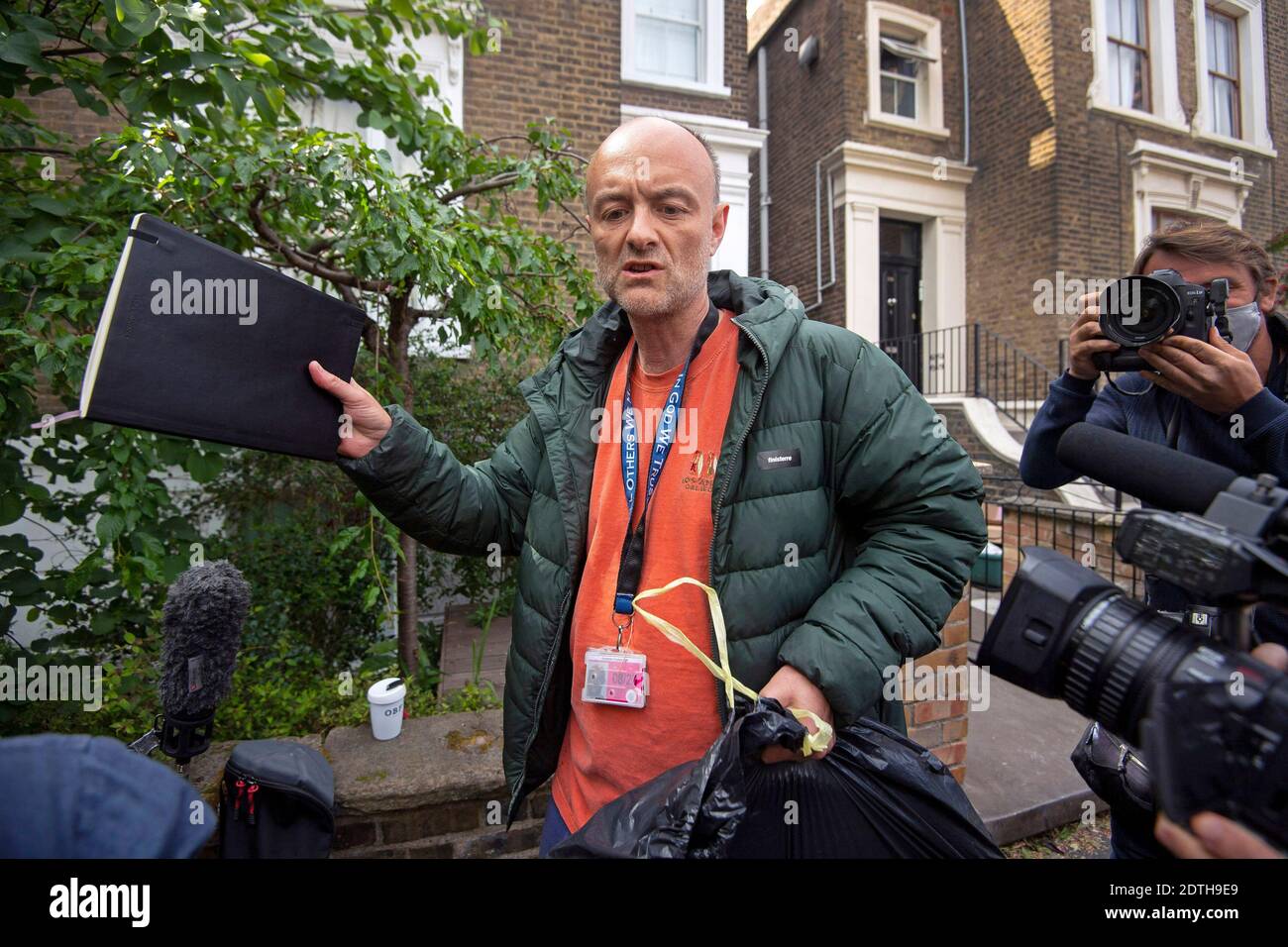 PA REVISIONE DELL'ANNO 2020 file foto datata 24/05/20 del primo ministro Boris Johnson Dominic Cummings lascia la sua casa a nord di Londra, come le domande di blocco continuano a bombardare il governo dopo che è emerso che ha viaggiato alla casa dei suoi genitori malgrado le restrizioni relative al coronavirus. Foto Stock