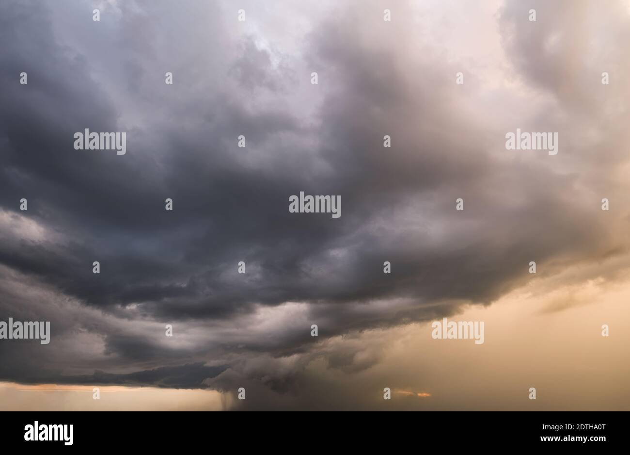 Cielo spettacolare, perfetto per la sostituzione del cielo, sfondi, screen saver o qualsiasi altra applicazione Foto Stock