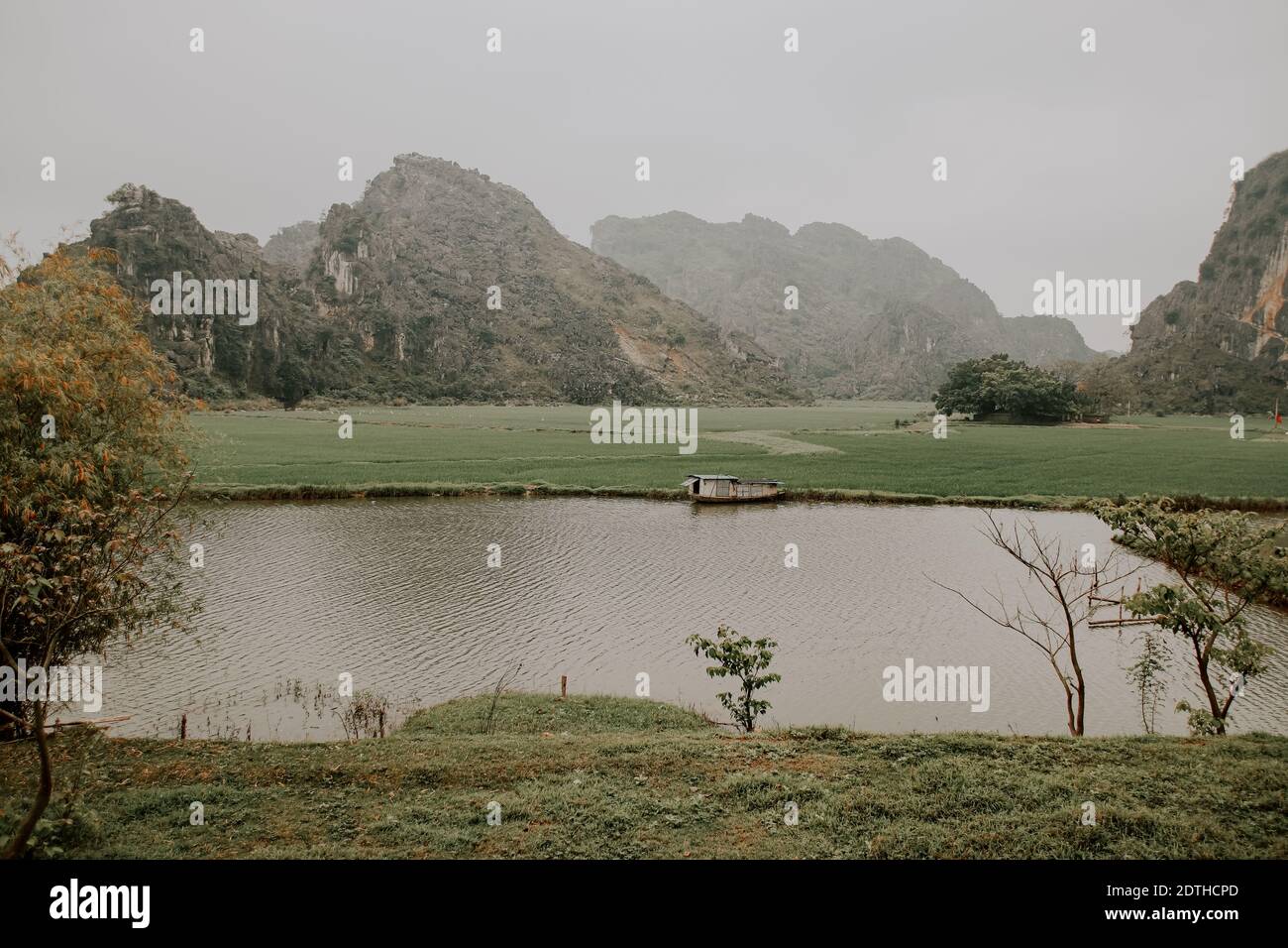 Scenario cinematografico di una mattinata foggosa nel lago Yen Thang A Ninh Binh Vietnam Foto Stock