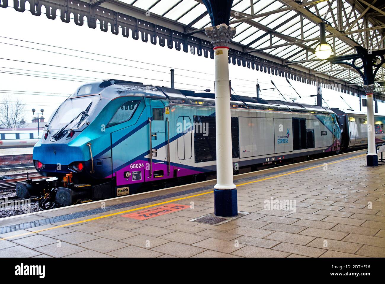 Classe 68 024 Centaur alla stazione di York con un treno da Scarborough, York, Inghilterra Foto Stock
