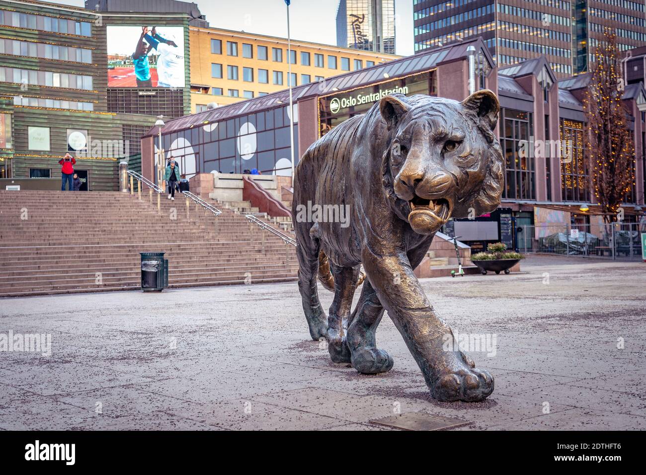 Oslo, Norvegia - scultura di una tigre nel centro della città Foto Stock