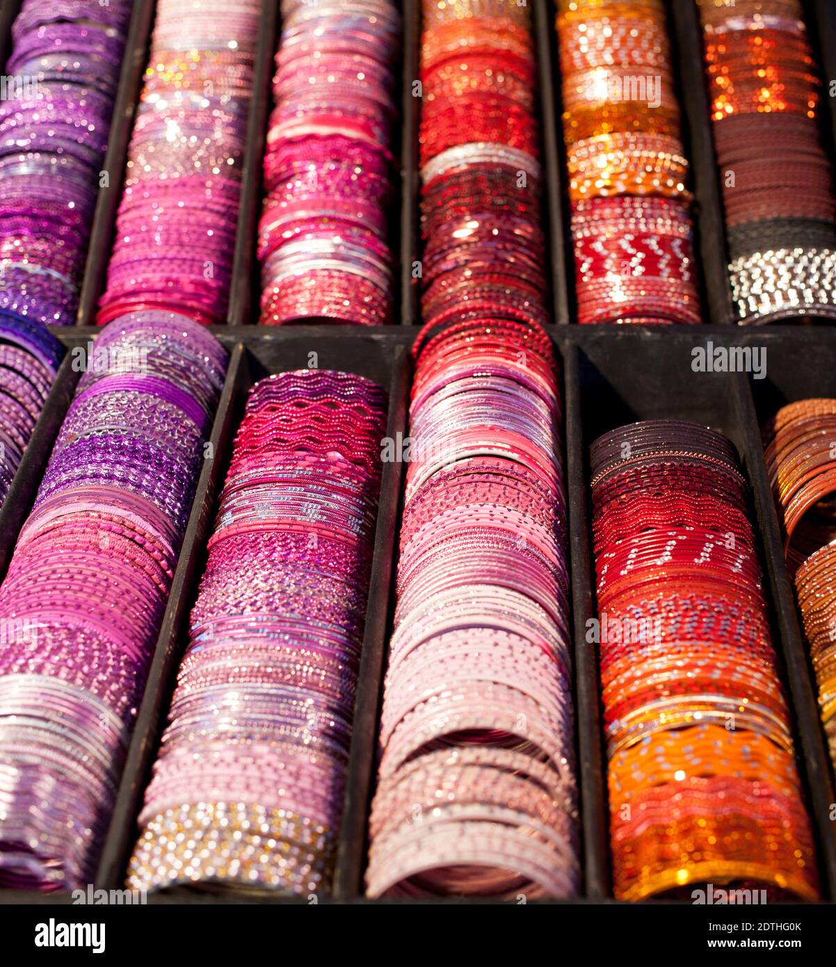 Un sacco di bracciali colorati alla moda Foto Stock