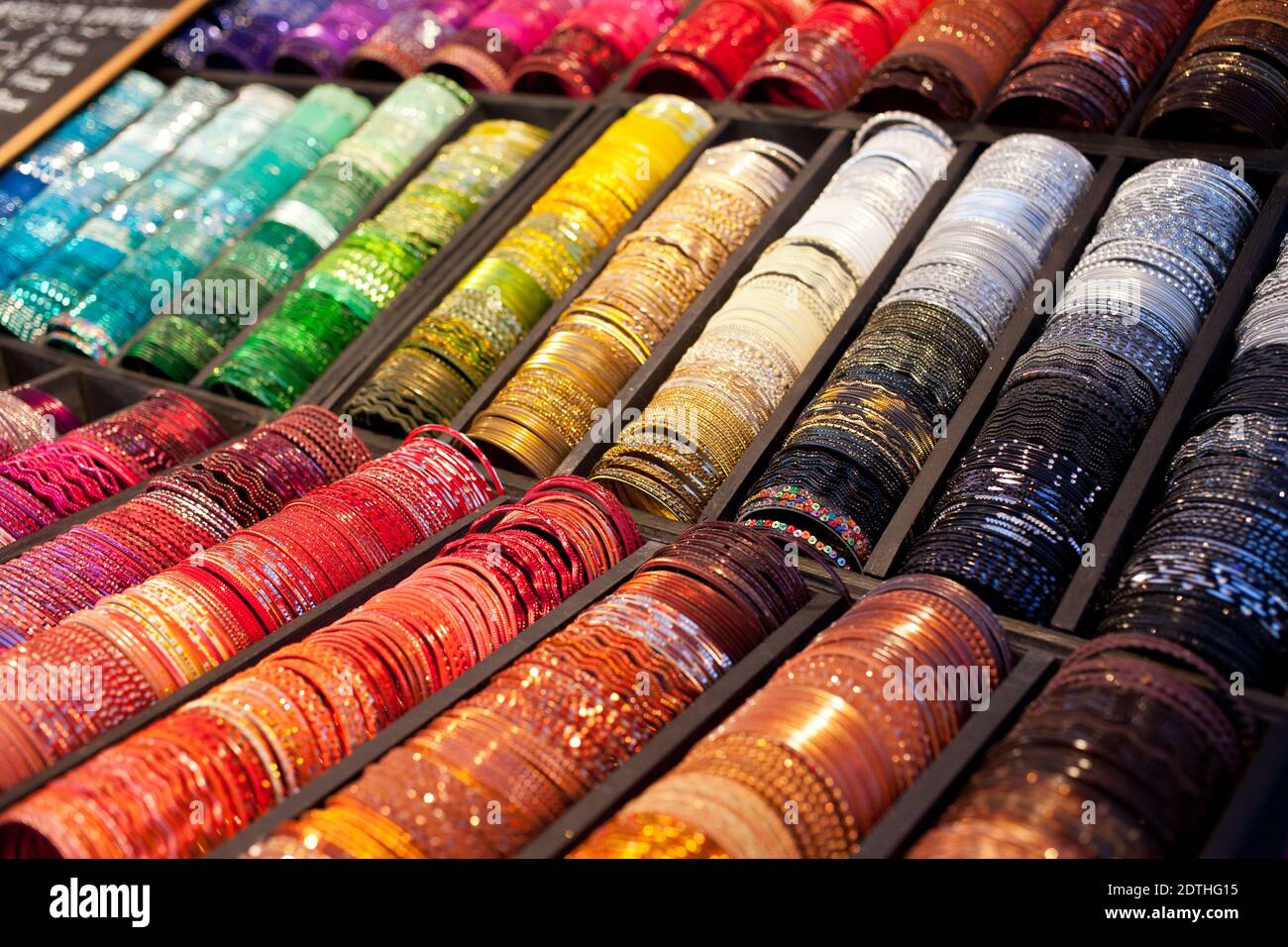 Un sacco di bracciali colorati alla moda Foto Stock