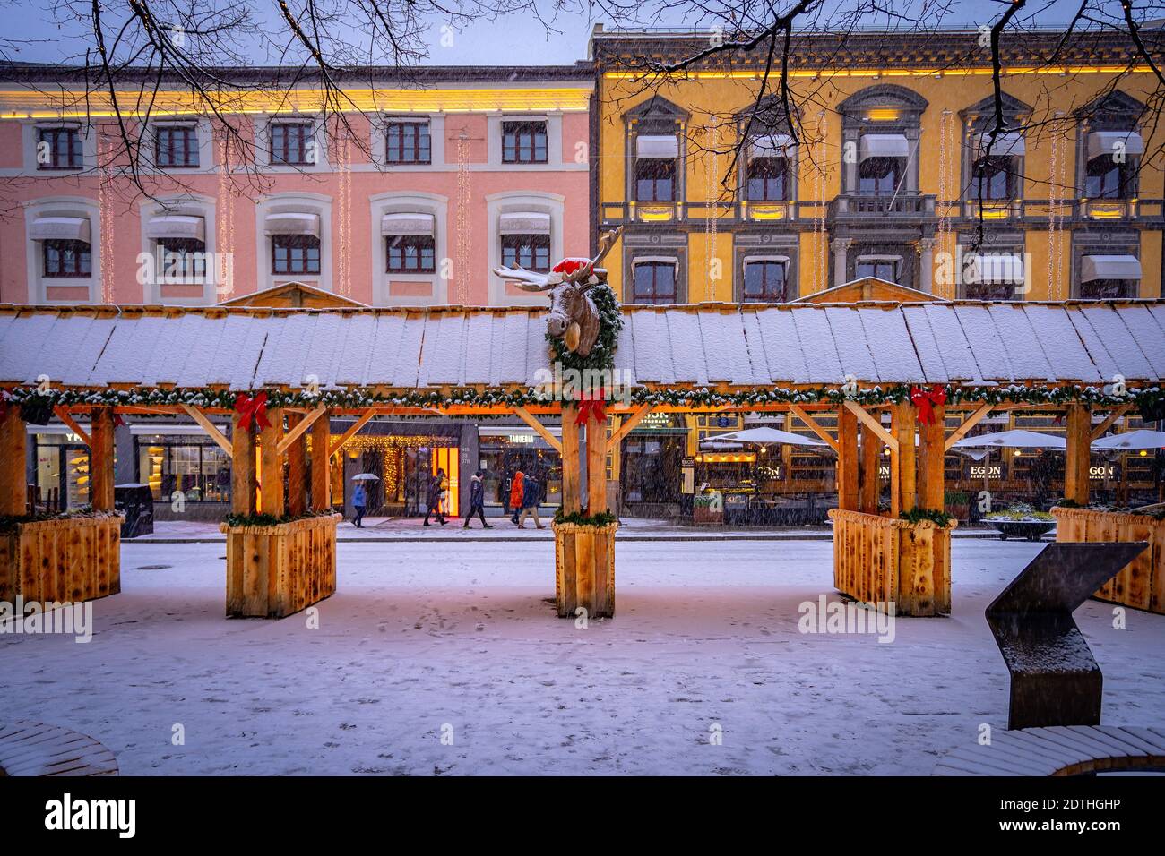Oslo, Norvegia - tradizionale mercatino di Natale con caduta di neve Foto Stock