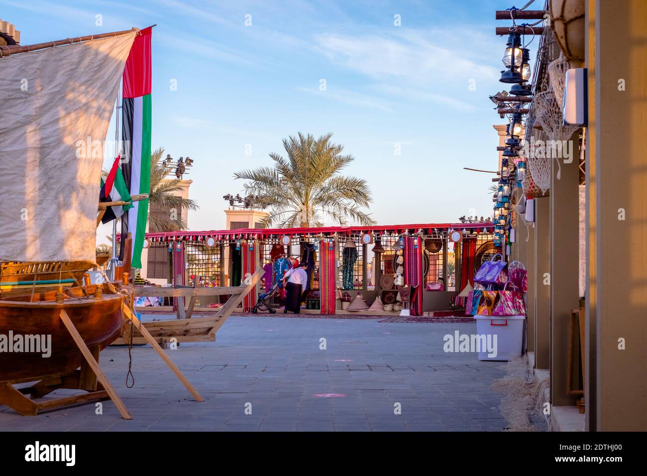 Lanterne arabe di strada appese su palo di legno, vista di Abu Dhabi, Emirati Arabi Uniti, la capitale degli Emirati Arabi Uniti. Foto Stock