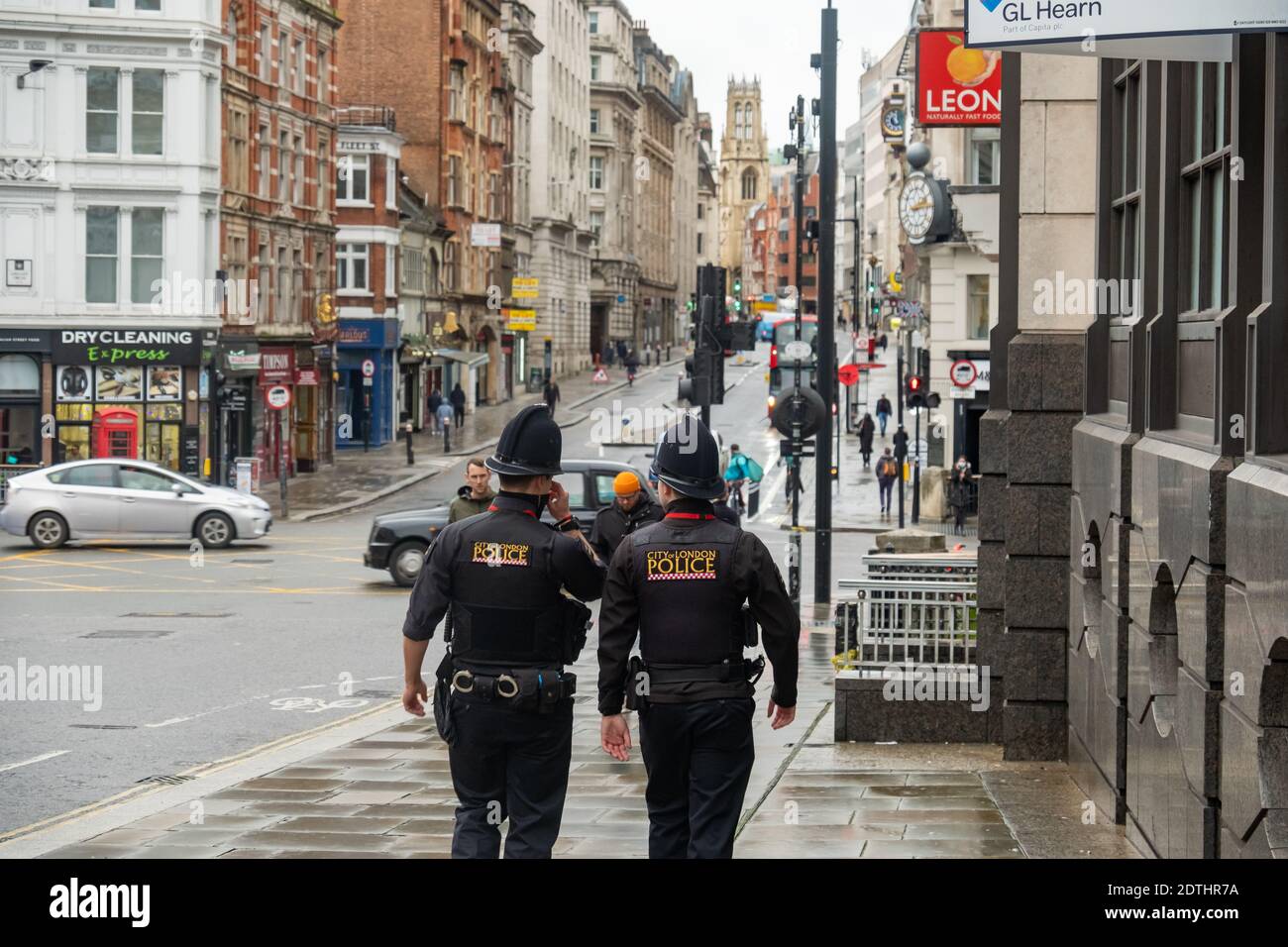 Londra - 21 dicembre 2020: Un paio di poliziotti della City of London pattugliano la strada durante il blocco Covid 19 Tier 4 Foto Stock