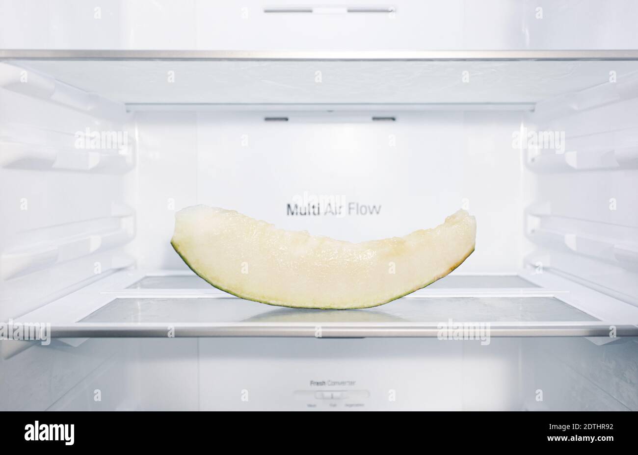 Un melone sano succoso pieno di vitamina messo sullo scaffale all'interno moderno frigorifero vuoto Foto Stock