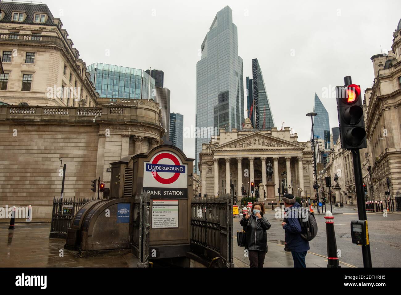 Londra - 21 dicembre 2020: Poche persone che indossano maschere al di fuori della Bank Station / Bank of England nella città di Londra Foto Stock
